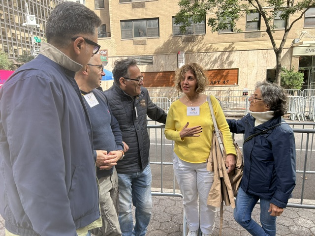 HWBN volunteers working together during the September campaign